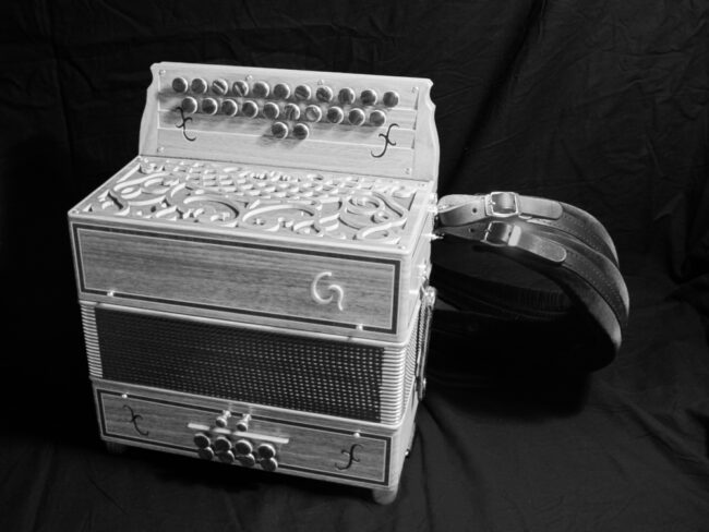 accordéon diatonique guais modèle camclem en noyer, 2 rangs 8 basses, photo en noir et blanc