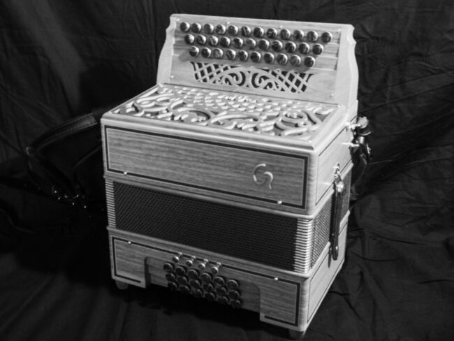 accordéon diatonique guais modèle eben en noyer, 3 rangs 3 voix 18 basses, noir et blanc