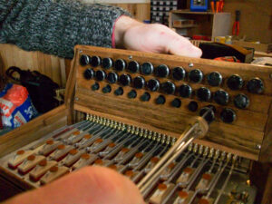 Montage des boutons d'un clavier à boutons champignon, sur un accordéon diatonique Guais 3 rangs