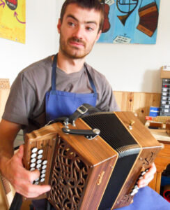 Clément guais jouant de l'accordéon diatonique à l'atelier