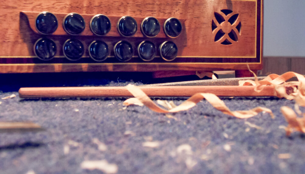 Copeaux de bois devant un accordéon diatonique Guais 12 basses sur l'établi
