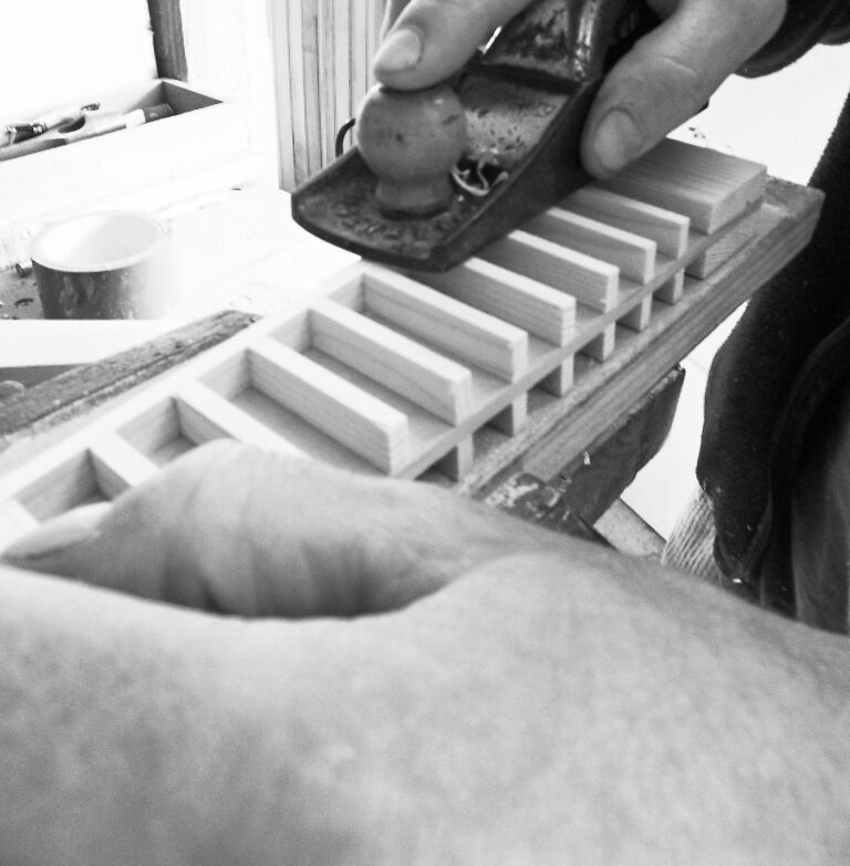 Fabrication de sommier pour accordéon diatonique à l'atelier de l'accordéon de Clément Guais